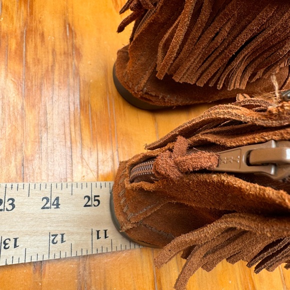 Minnetonka Ankle Moccasins Size 9 Womens Suede Leather Fringed Studs Zip Up Back - Picture 13 of 14